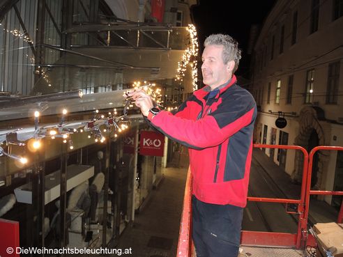 LED Weihnachtsbeleuchtung Eingangsportal Kastner & Öhler - Graz, Montage